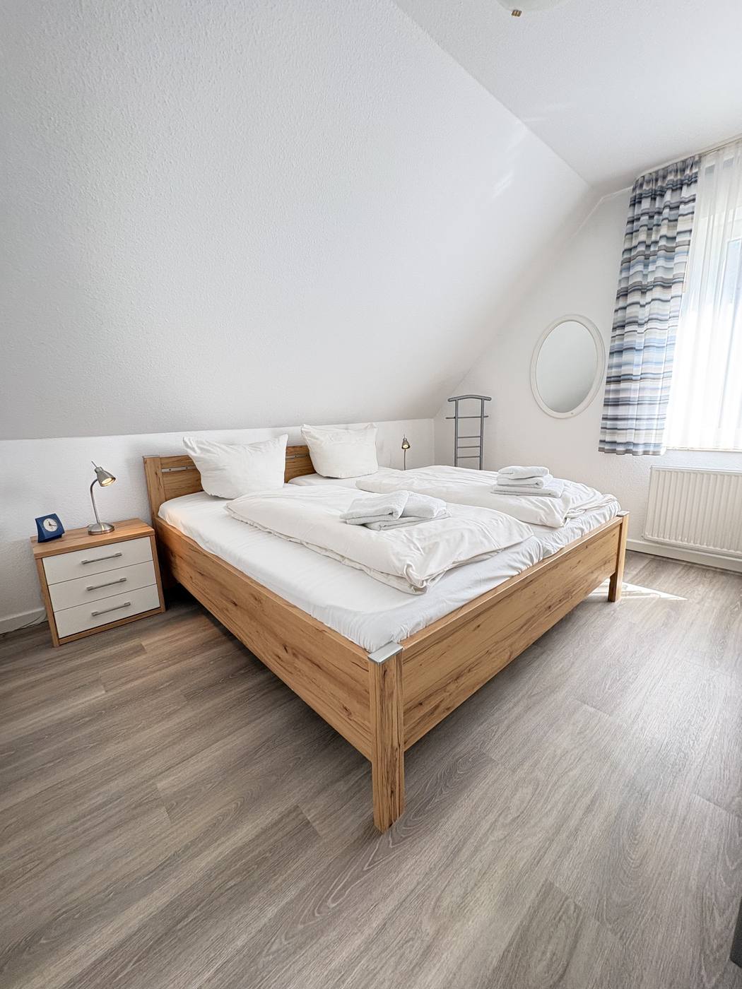 Schlafzimmer mit Doppelbett – Balkonwohnung Whg 13, Föhr