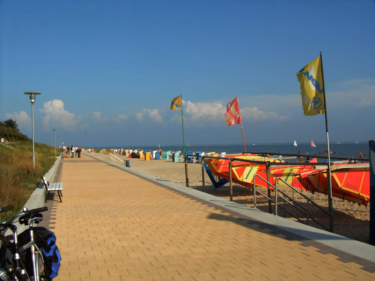 Wyker Südstrandpromenade mit Surfschule – 100 m von der Ferienwohnung